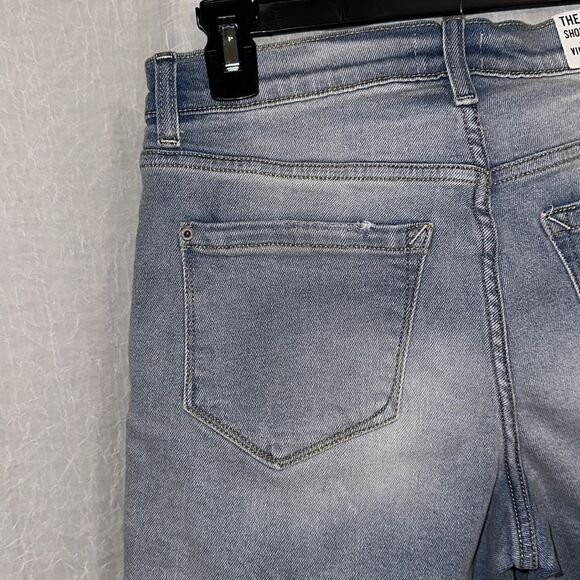 kensie 6/28 Vintage Luxe High Rise Raw Hem Distressed Blue Med Wash Shorts - Picture 8 of 11